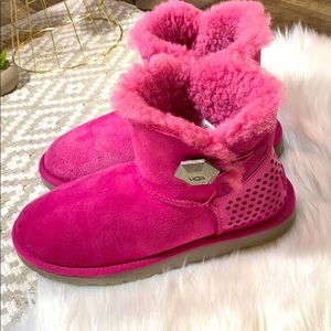 SOLD SRY! UGG Bailey Button Short II Boots